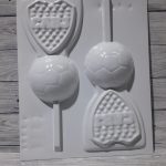 Molde plástico Plastichok para chocolate chupetines pelota con escudo de fútbol