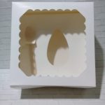 Caja blanca con visor para medio huevo de pascuas x 10