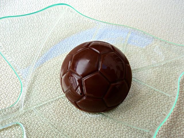 muestra molde pelota de chocolate