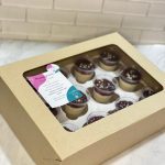 Caja cartón craft  con visor y base sostén para 12 cupcakes