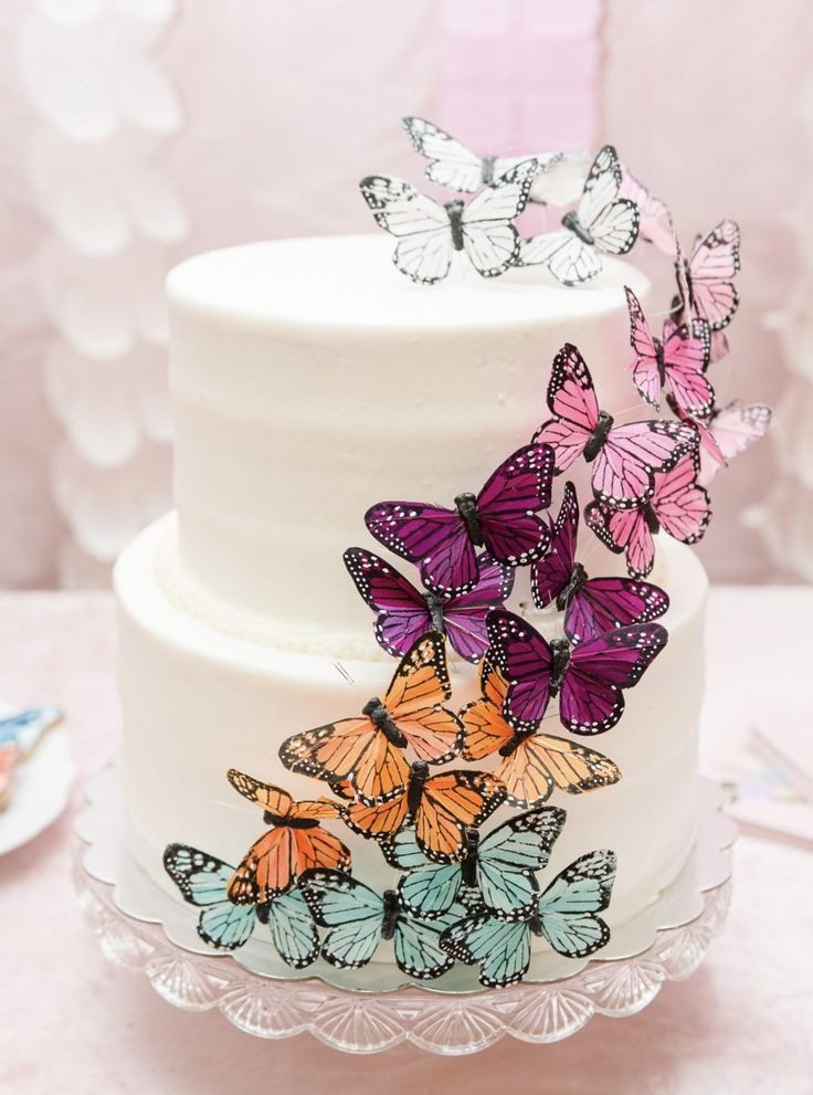torta con mariposas comestibles