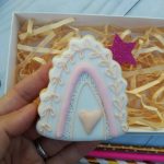 Cortante plástico para cookie o galletita arco iris con hojas M