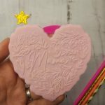 Stamp de acrílico corazón labrado Mamá con cortante