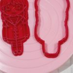 Cortante plástico para cookie o galletita con sello Merlina nena