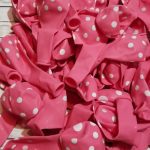 Globos de látex estampados rosa con lunares blancos x 10 u