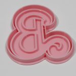 Cortante plástico con sello para cookie o galletita Inicial logo Barbie