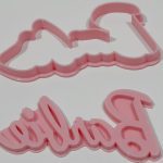 Cortante plástico con sello para cookie o galletita logo de Barbie