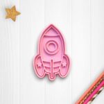 Cortante plástico de cookie con sello nave espacial.