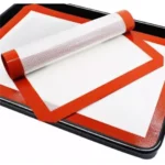 Placa antiadherente blanca con borde rojo