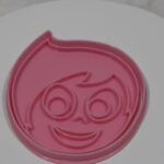 Cortante plástico con sello para cookie o galletita Intensamente Alegría