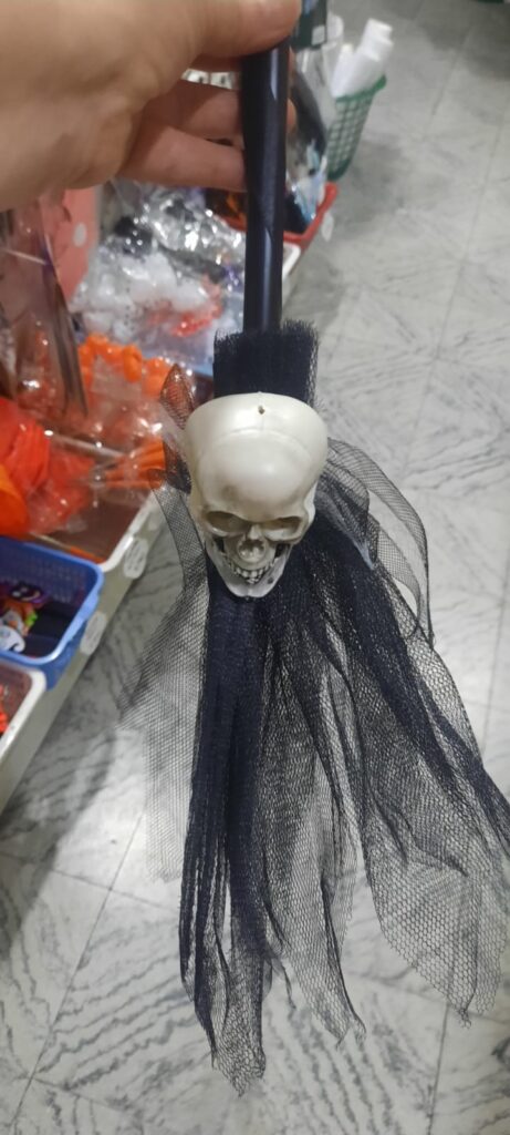 Esoba de tul negra con calavera