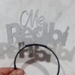 Vincha egresados con frase ME RECIBI en goma eva color plateado