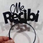 Vincha egresados con frase ME RECIBI en goma eva color negra