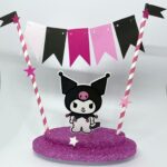 Adorno para torta con banderín Kuromi