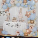 Set de decoración arcada orgánica de globos celestes y dorados