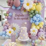 Set de decoración arcada orgánica de globos pasteles y margaritas