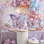 Set de decoración arcada orgánica de globos pasteles y mariposas