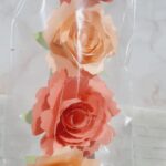 Set de 4 flores de cartulina con hojas color salmón