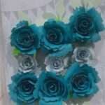 Set de 9 flores de cartulina con hojas tamaños combinados color TURQUESAS Y BLANCAS