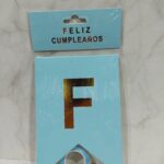 Banderin de cartulina celeste con frase Feliz cumpleaños dorado