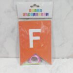 Banderin de cartulina multicolor con frase Feliz cumpleaños banca