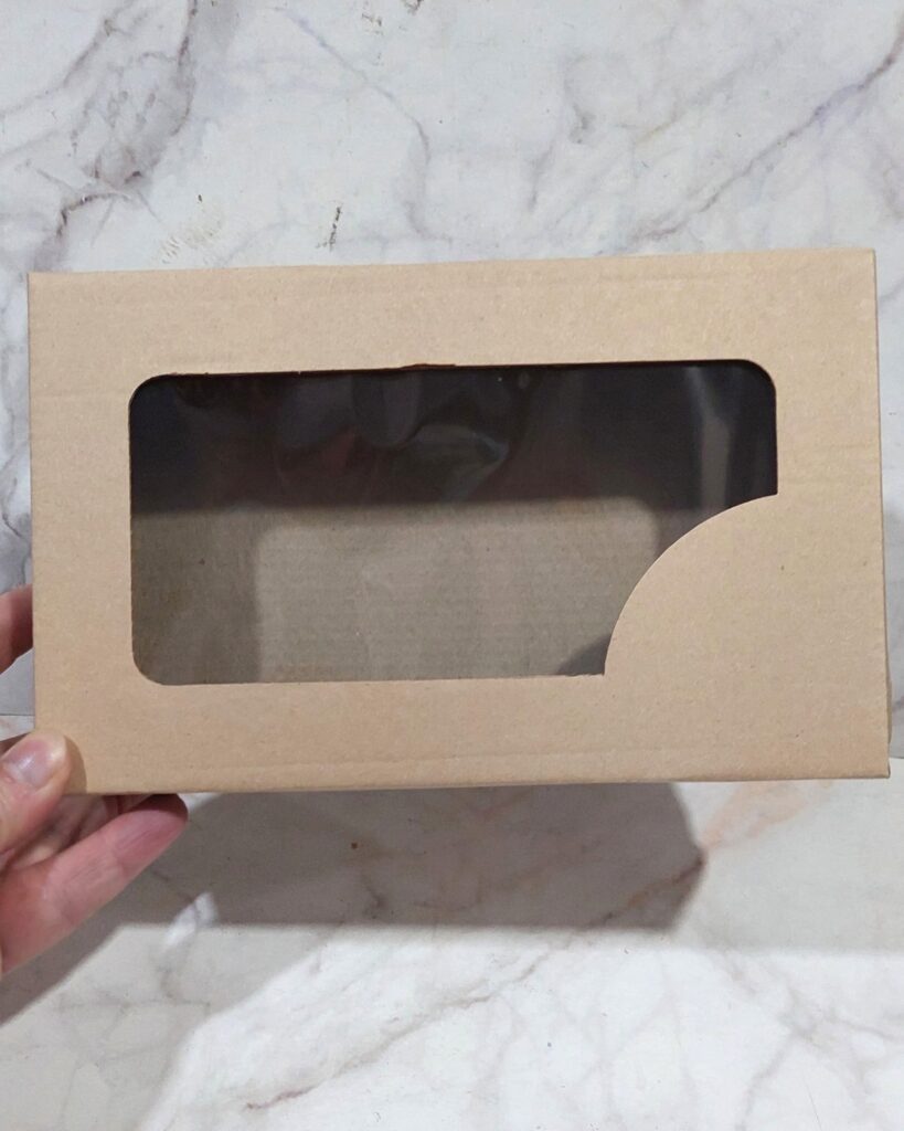 caja con visor tipo alfajor 1