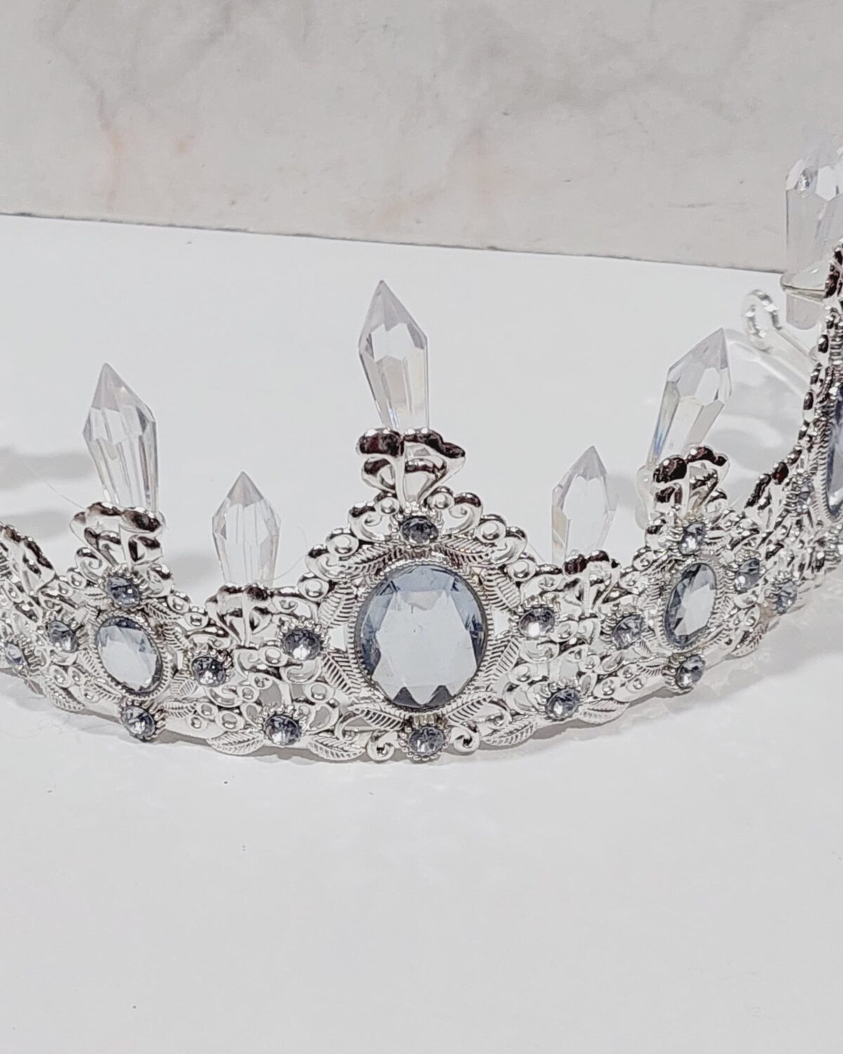 Corona tiara de metal plateada con gemas y simil cristales scaled