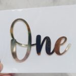 Frase acrilico espejada frontal dorado ONE 10 cm