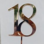 TOPPER acrilico espejado dorado núm 18 de 10 cm de alto