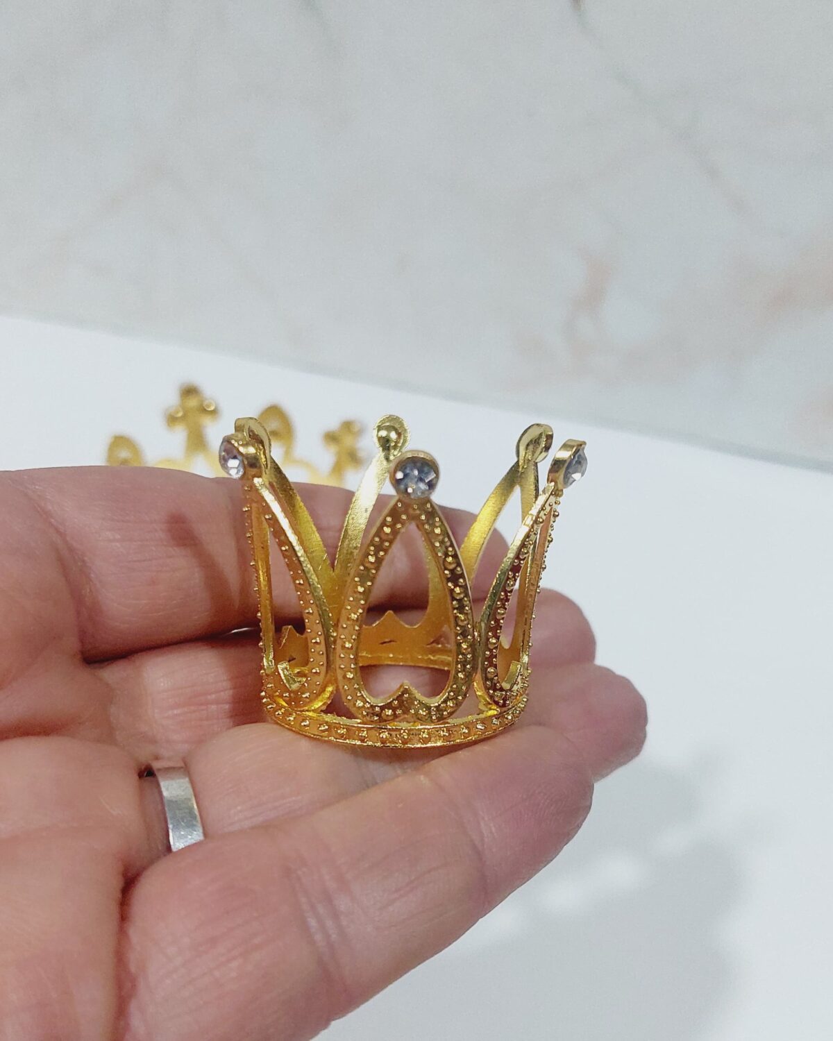corona mini de metal con strass dorada scaled
