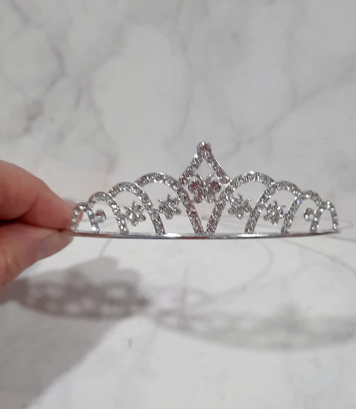 corona tiara de metal baja con strass plateada 1