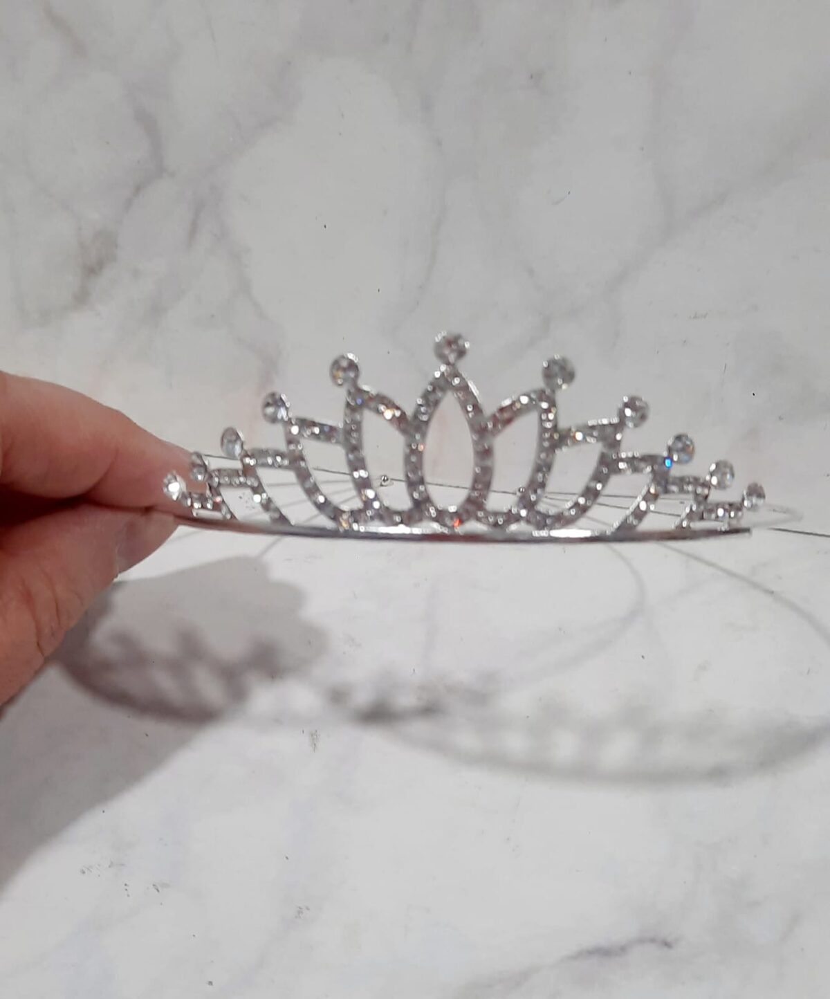 corona tiara de metal con strass plateada