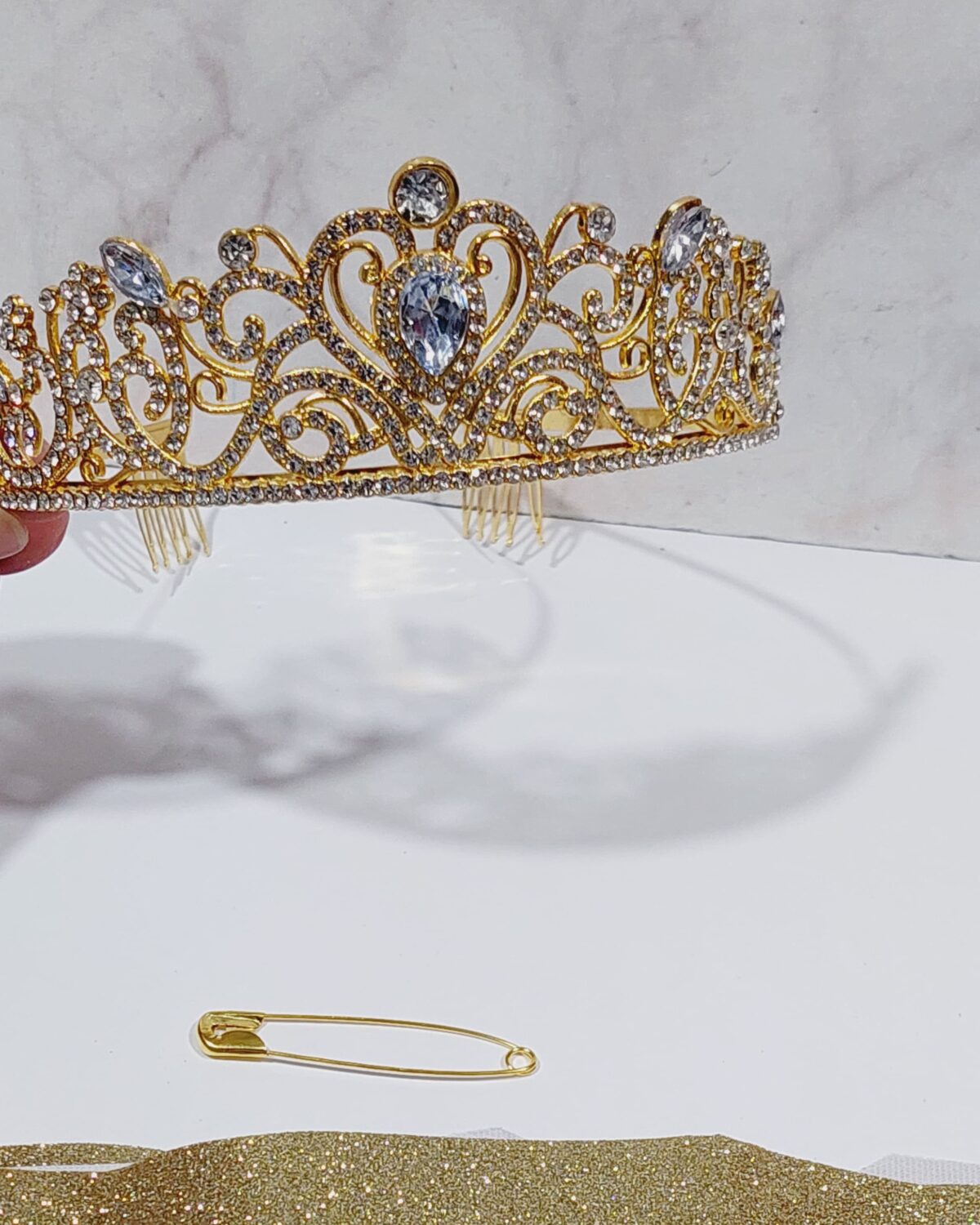 corona tiara de metal dorada con strass scaled