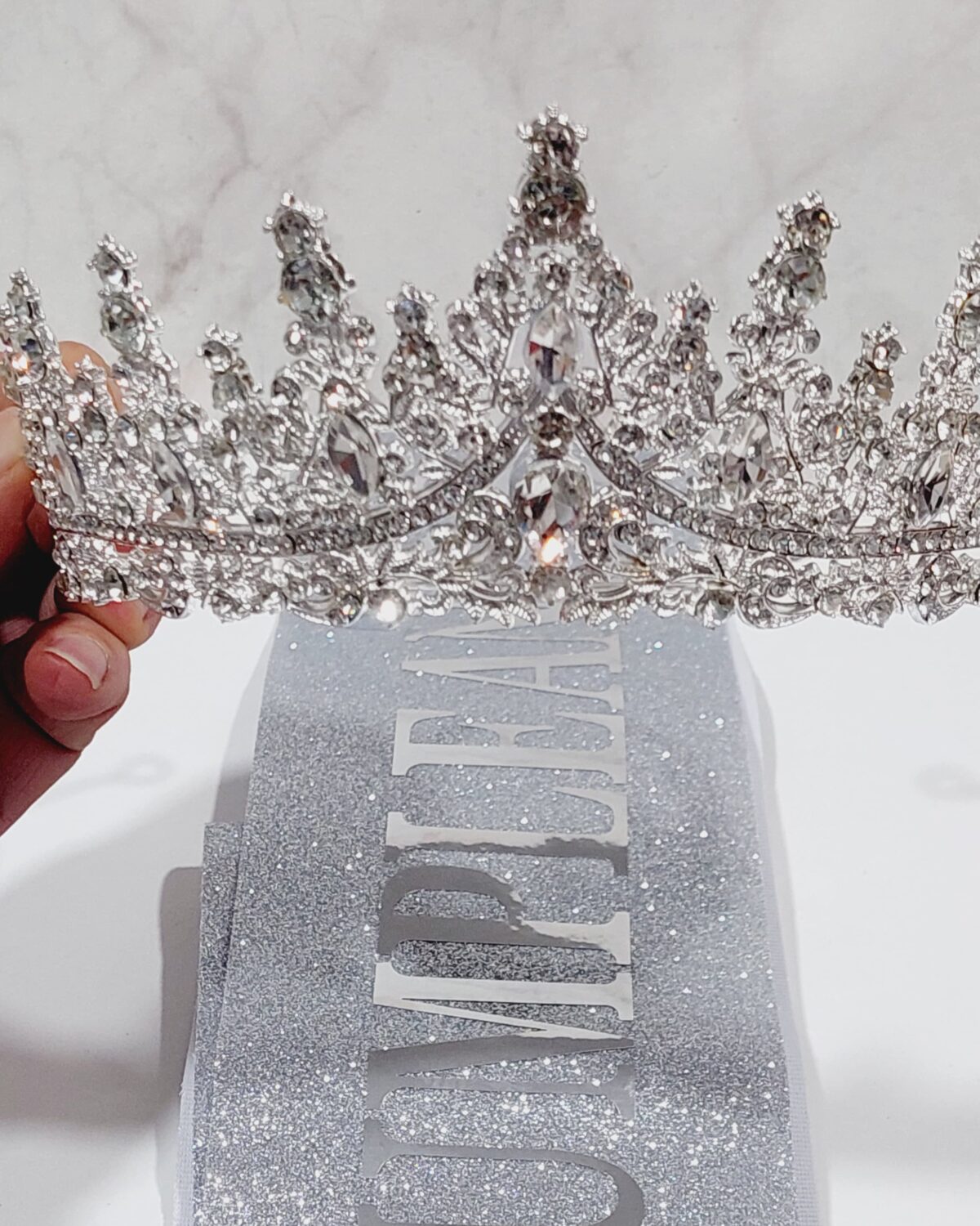 corona tiara de metal gde plateada con banda scaled