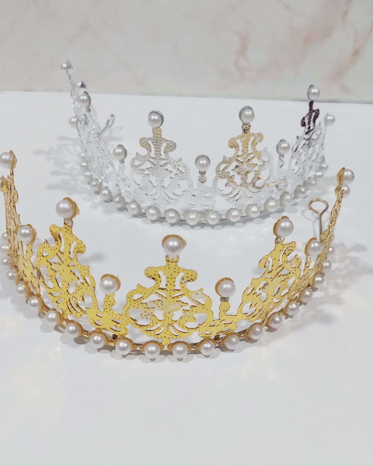 tiara de metal con perlas scaled