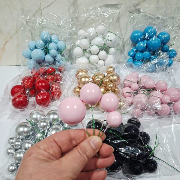 Set de 20 esferas plásticas tamaños variados con alambre rosas - Imagen 2