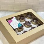 Caja cartón craft  con visor y base sostén para 12 cupcakes