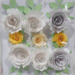 Set de 9 flores de cartulina con hojas tamaños combinados color BLANCAS Y AMARILLAS