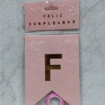 Banderin de cartulina rosa con frase Feliz cumpleaños dorado