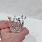 Corona de metal mini dorada o plateada con strass