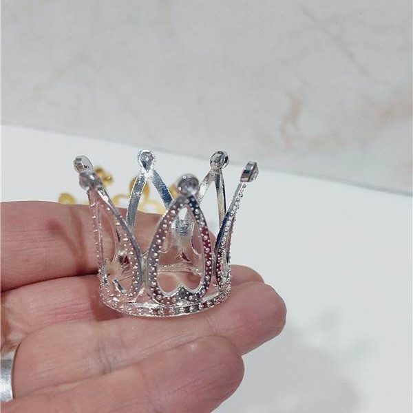 Corona de metal mini dorada o plateada con strass