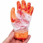 Mano plástica con sangre y vendas