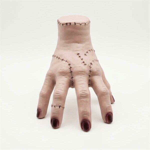 Mano con suturas para decorar